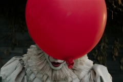 El director sobre el emblemático globo rojo