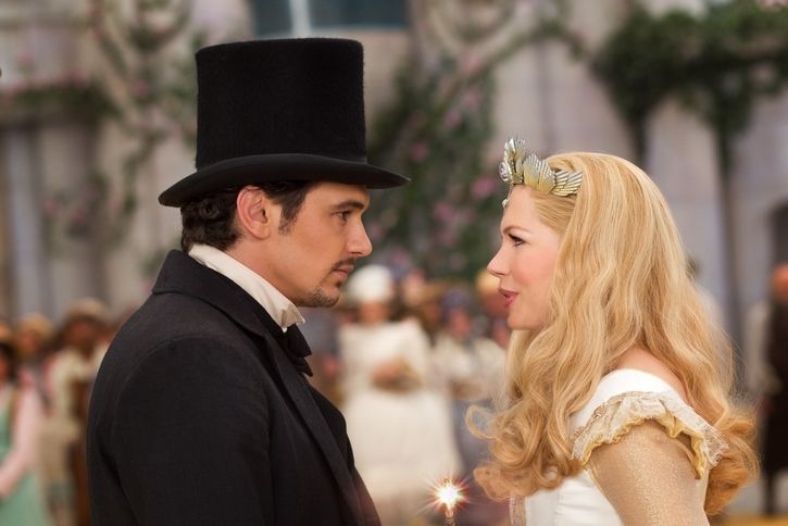 "OZ: THE GREAT AND POWERFUL" James Franco, left; Michelle Williams, right Ph: Merie Weismiller Wallace, SMPSP ©Disney Enterprises, Inc. All Rights Reserved.
