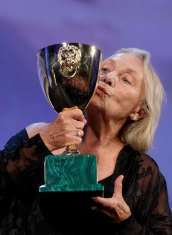 copa-volpi-mejor-actriz-festival-de-venecia-elena-cotta-por-via-castellana-bandiera