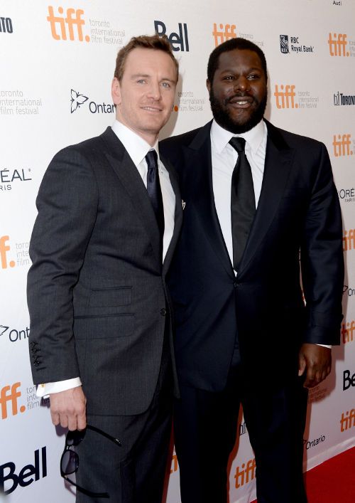 steve-mcqueen-y-michael-fassbender-en-premiere-de-12-anos-de-esclavitud