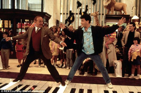 tom-hanks-recrea-escena-de-su-pelicula-big