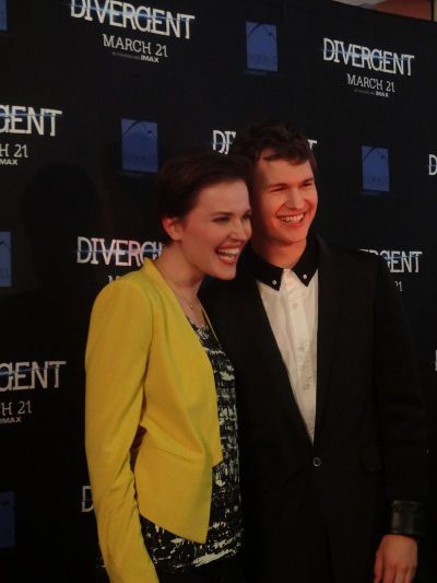 La autora con el actor Ansel Elgort. Foto: Feedblitz