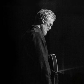 Glen Hansard en Once: El alma de la música callejera